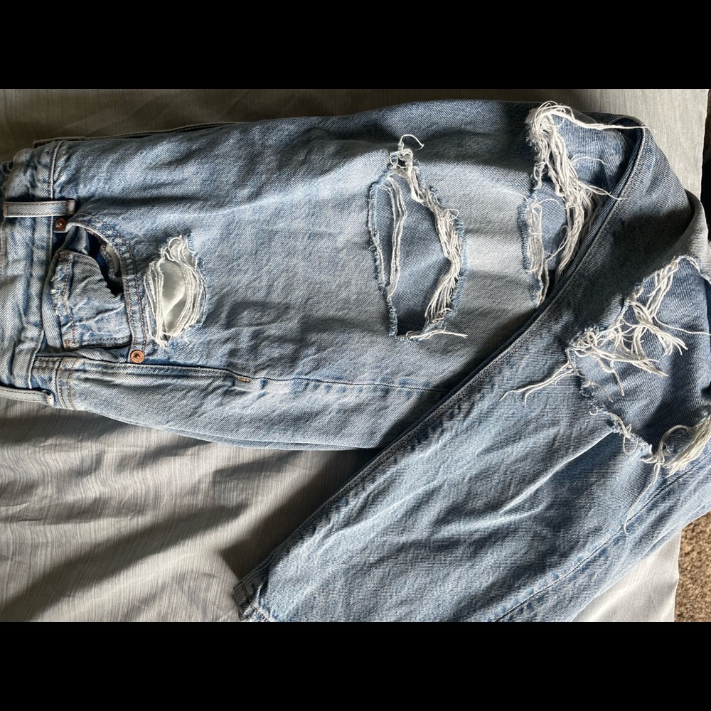 Light washed blue denim ripped jeans. Their from american eagle